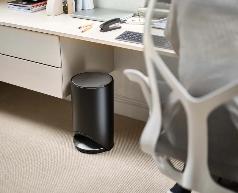 Arc™ 10L Easy-push Treteimer in Matt-Schwarz