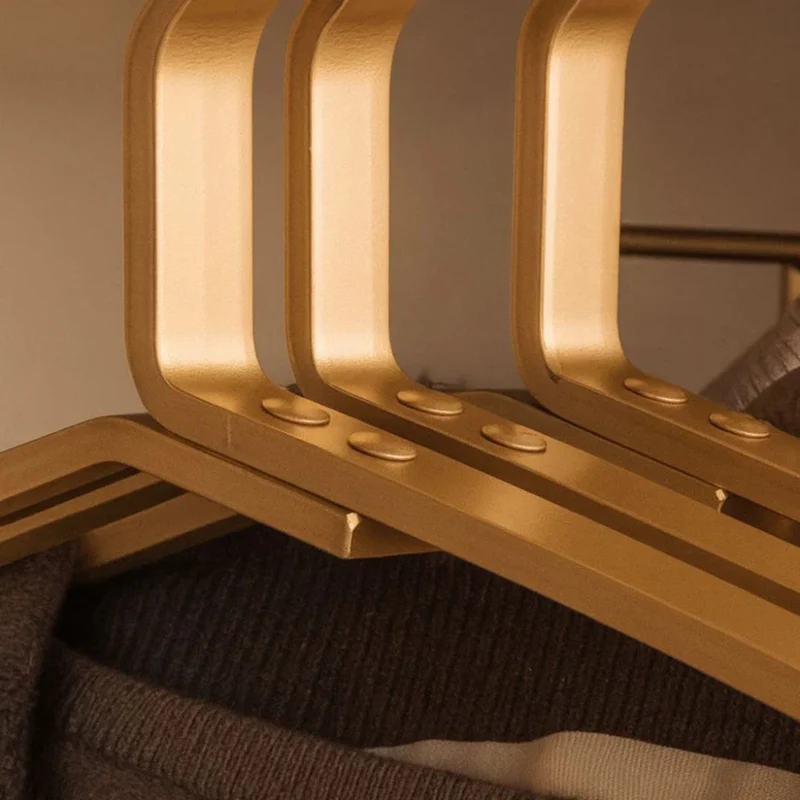 Cintres en Aluminium Élégants pour un Dressing Organisé