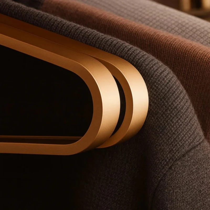 Cintres en Aluminium Élégants pour un Dressing Organisé