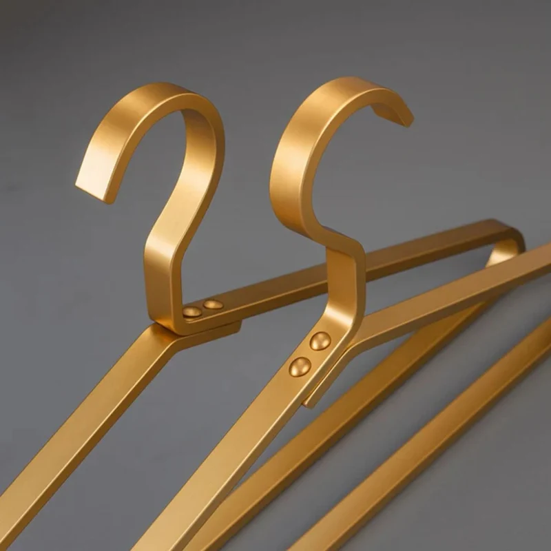Cintres en Aluminium Élégants pour un Dressing Organisé