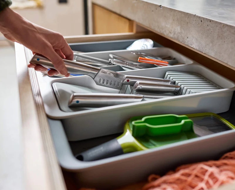 DrawerStore™ Gestufter, erweiterbarer Besteck-, Küchenzubehör- und Messer-Organizer aus recyceltem Plastik