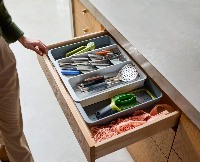 DrawerStore™ Gestufter, erweiterbarer Besteck- und Küchenzubehör-Organizer aus recyceltem Plastik