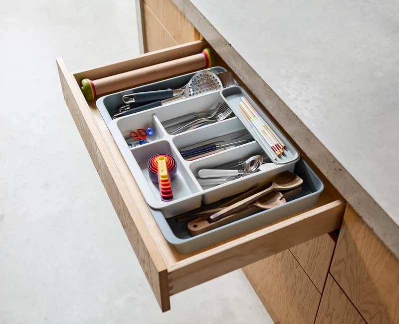 DrawerStore™ Erweiterbarer Besteck- und Küchenzubehör-Organizer aus recyceltem Plastik