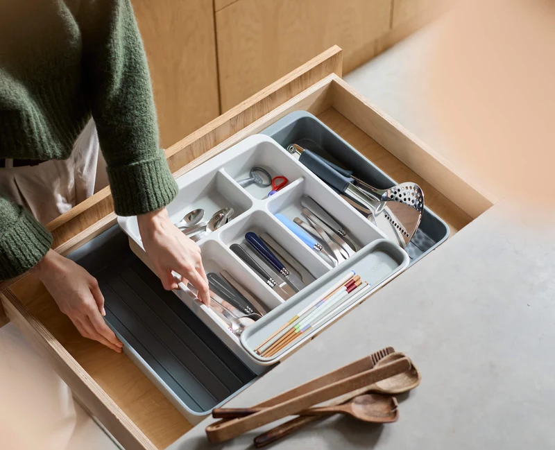 DrawerStore™ Erweiterbarer Besteck- und Küchenzubehör-Organizer aus recyceltem Plastik