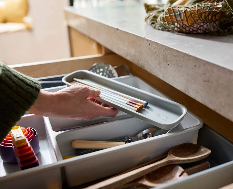 DrawerStore™ Erweiterbarer Besteck- und Küchenzubehör-Organizer aus recyceltem Plastik