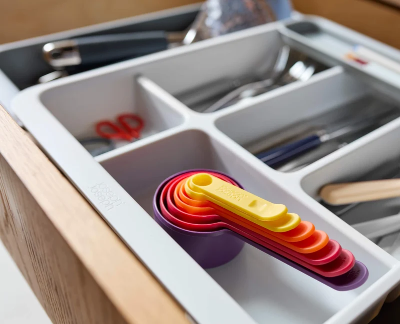 DrawerStore™ Erweiterbarer Besteck- und Küchenzubehör-Organizer aus recyceltem Plastik