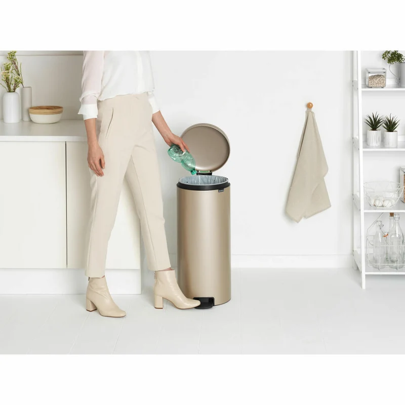 Brabantia Treteimer NewIcon, Abfalleimer, Mülleimer, Abfallbehälter, Stahl, Metallic Gold, 30 L, 304484