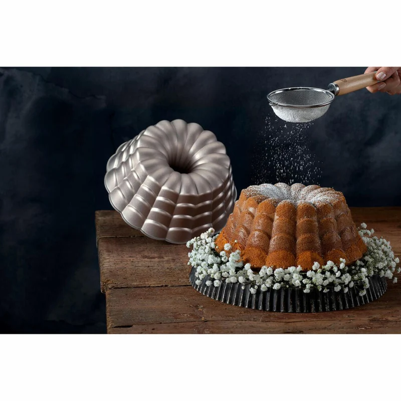 Dr. Oetker Gugelhupf-Form Floral 24 cm, Back-Kunst, Backform, Aluminiumguss, Creme-Metallic, 2551